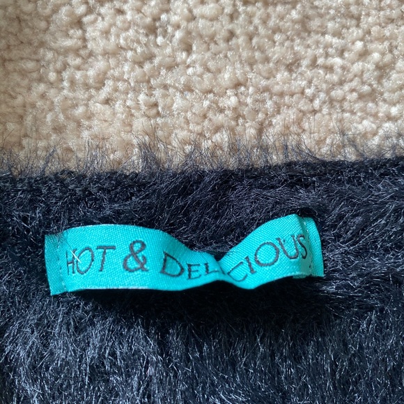 Black fluffy cropped tang top - Picture 2 of 3